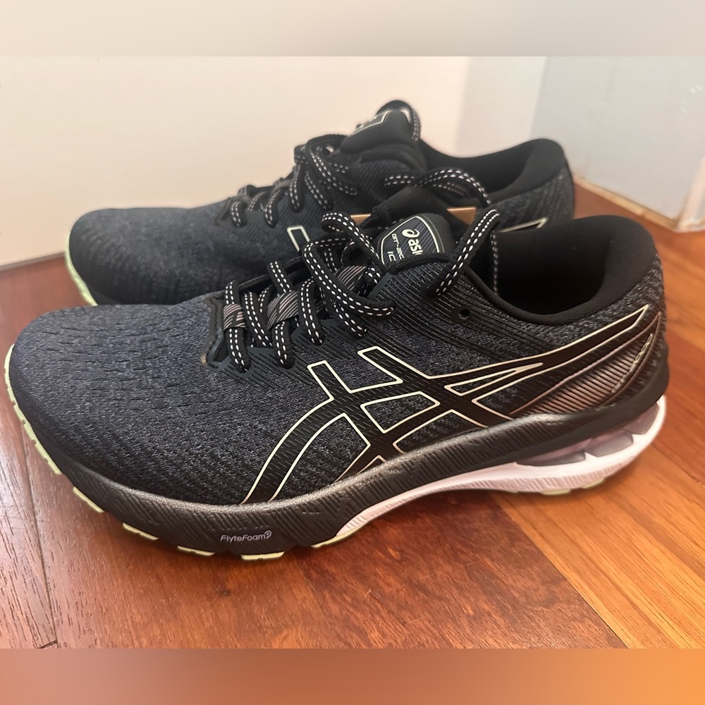 NEW - ASICS GT-2000 10 Women’s